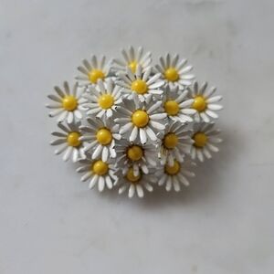 Vintage Daisy cluster brooch